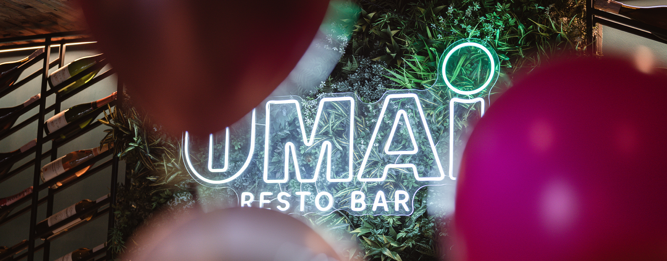 Feestelijke roze ballonnen tijdens een feest bij Umai Resto Bar op Urk.