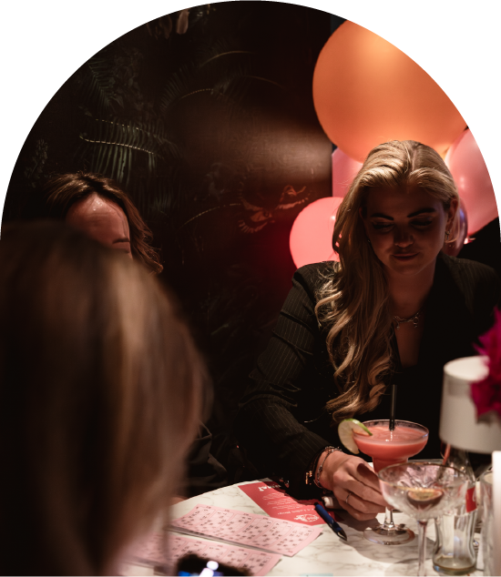 Vrouwen genieten samen aan tafel van cocktails bij Umai Resto Bar op Urk tijdens evenementen.