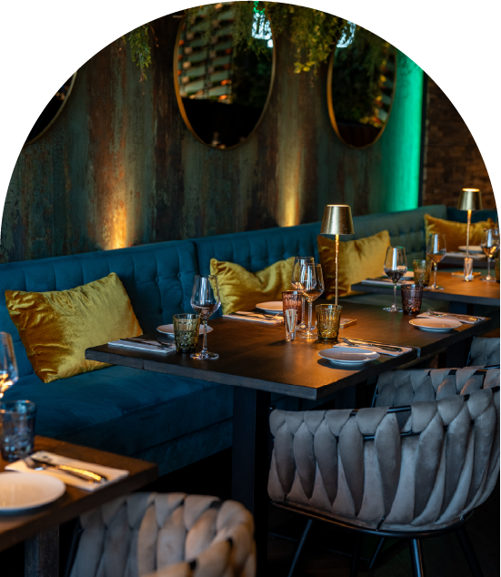 Vrouw geniet van shared dining aan tafel vol gerechten, wijn, bier en cocktails bij Umai Resto Bar.