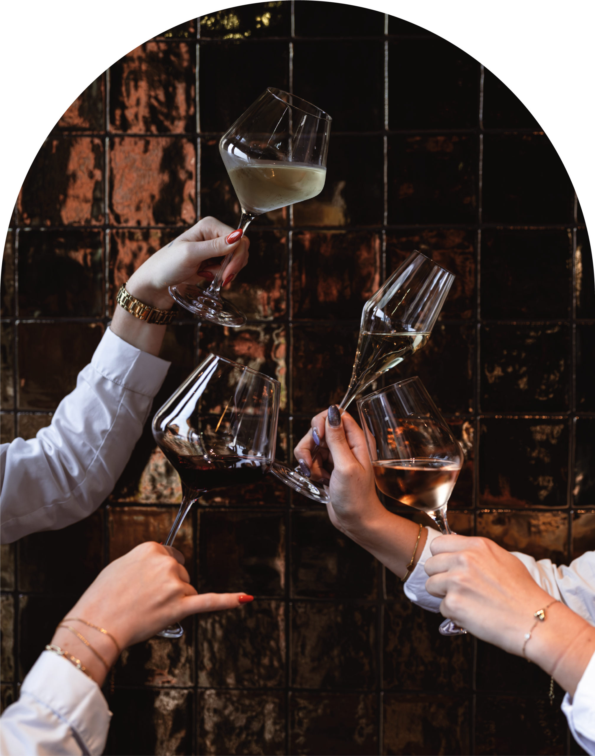 Vrouwen genieten van heerlijke gerechten van Umai Resto Bar op een locatie naar keuze.