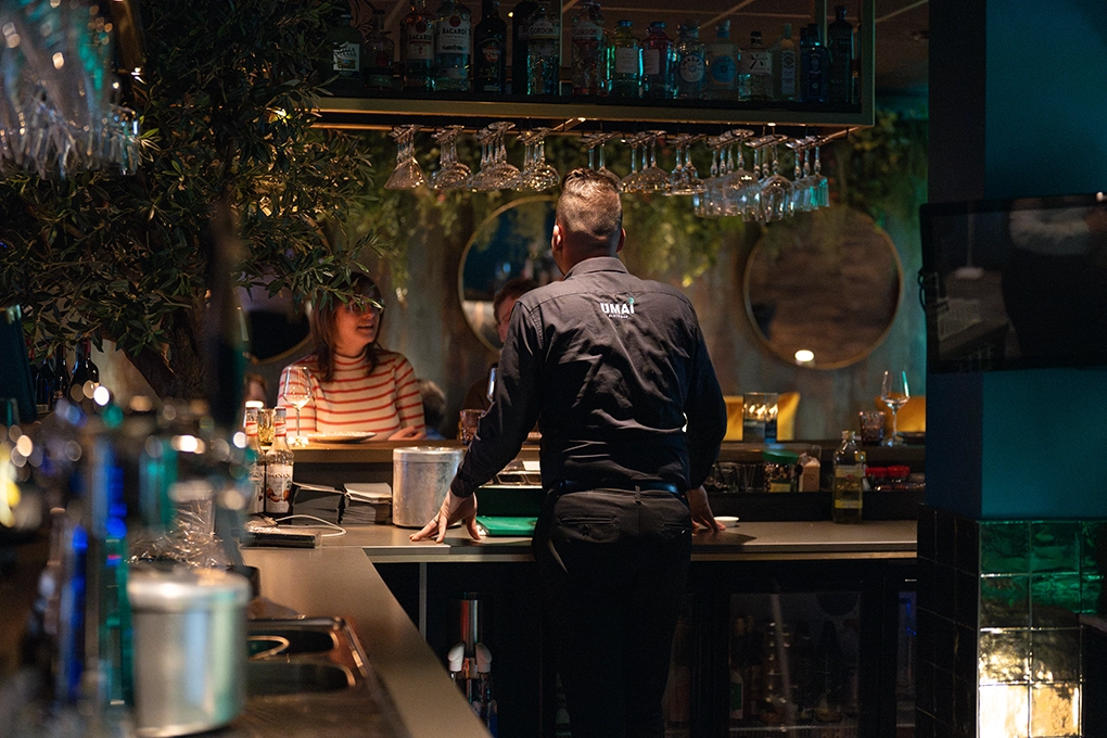 De bar van Umai Resto Bar waar heerlijke drankjes worden gemaakt. Cocktails, wijn, champagne etc.