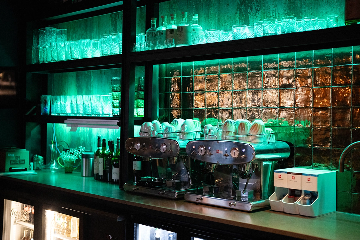 De bar van Umai Resto Bar met koffieautomaat.