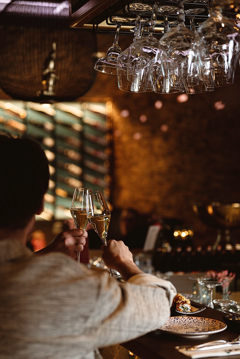 Cheers! Heerlijke champagne aan de bar van Umai Resto Bar.