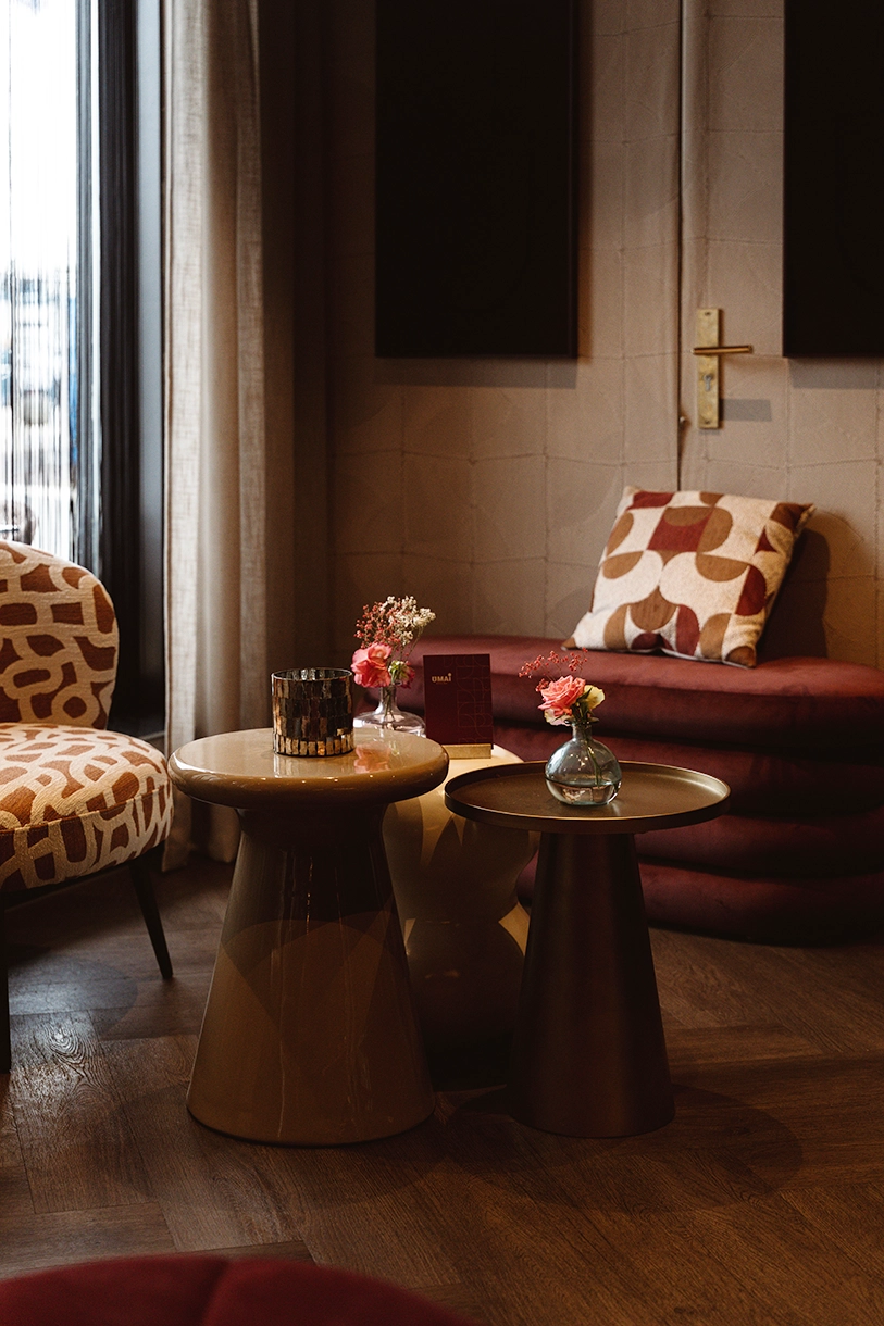 Het luxe maar gezellige interieur van Umai Resto Bar.