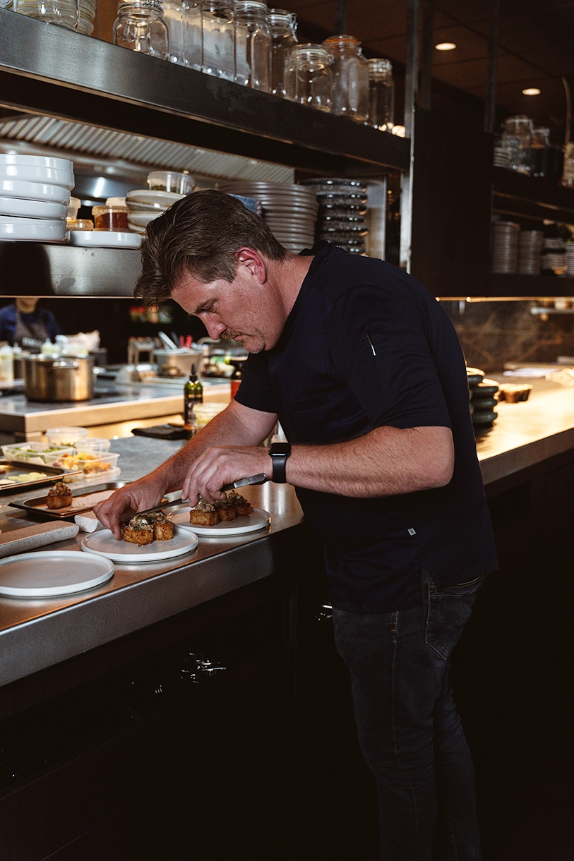 De chef van Umai Resto Bar bereidt de gerechten voor.