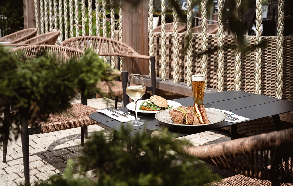 Het zonnige terras van Umai Resto Bar. Heerlijke lunch, wijn en bier.