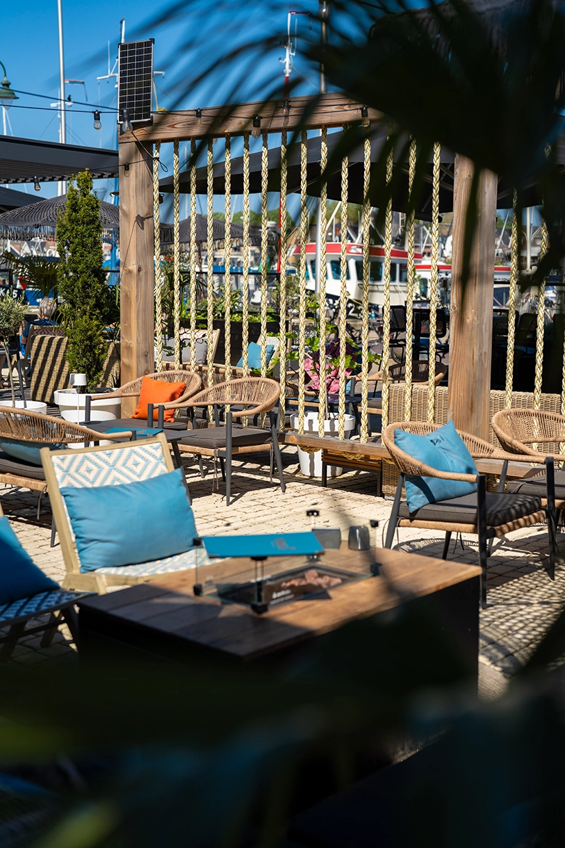 Het zonnige terras van Umai Resto Bar waar je heerlijk kan genieten van een drankje, heerlijke gerechten en bites - in de zon of schaduw.